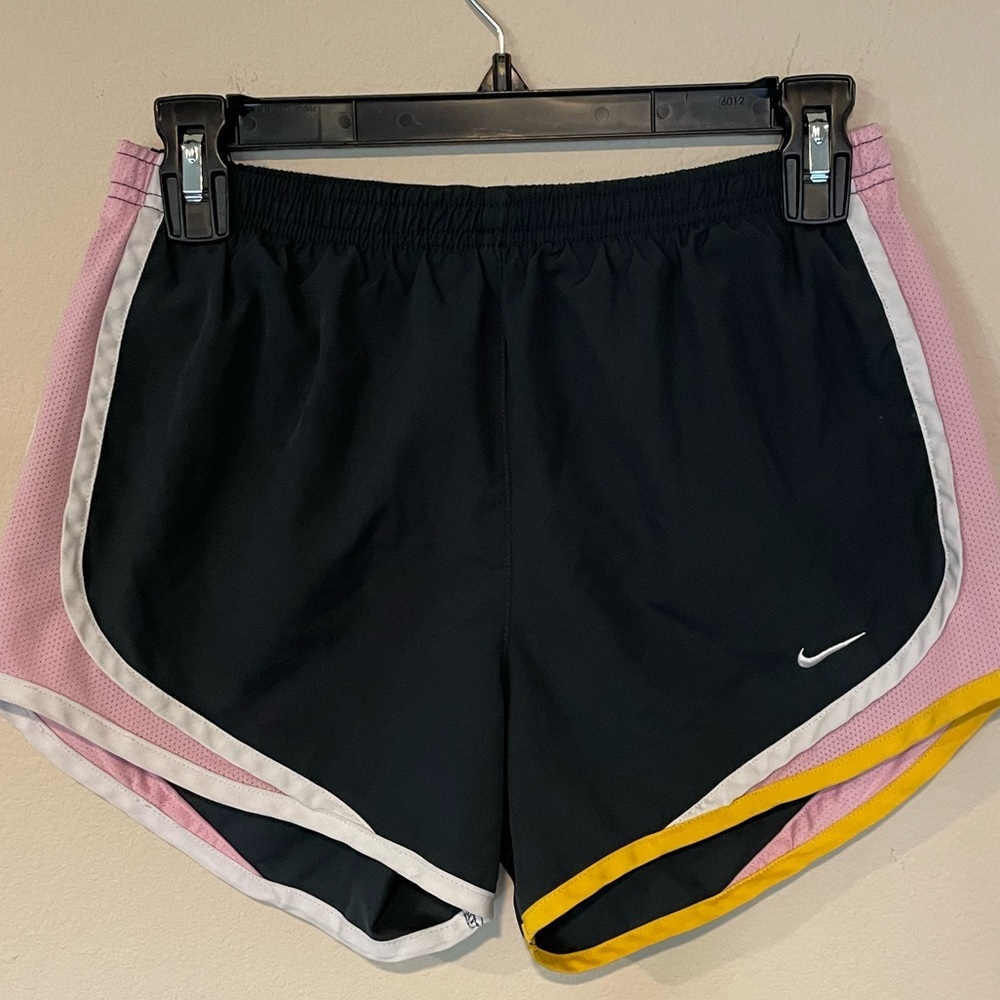 CLOSING SALE! Nike shorts livestrong 🤸🏼‍♀️🤾🏼‍♀️🧘🏼‍♀️